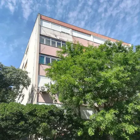 80 Stairs 公寓 *